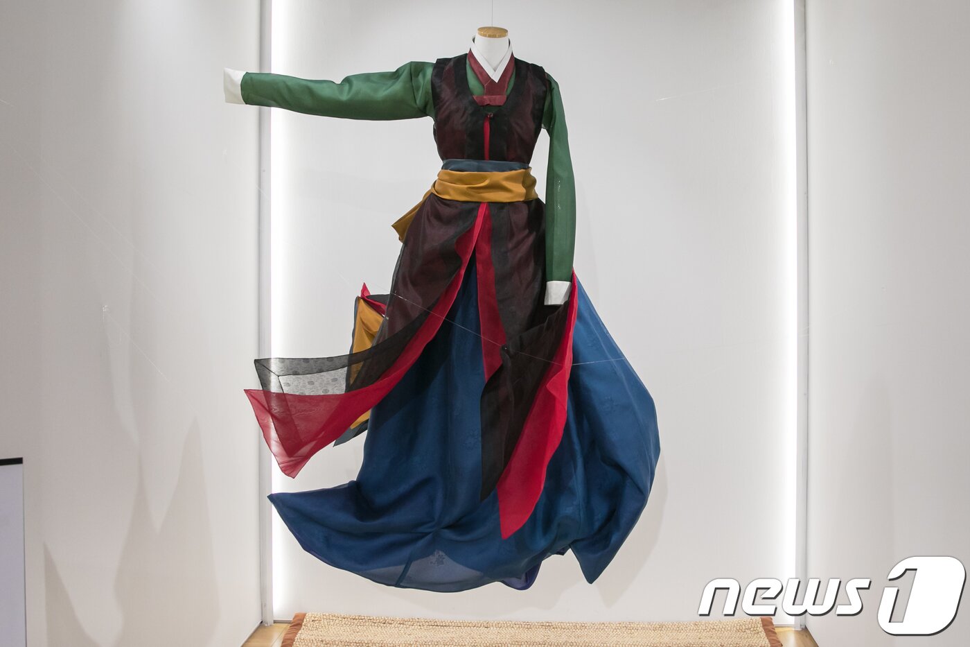 본문 이미지 - 디자이너 이영희가 혜원 신윤복(1758-1814?)의 풍속화 '혜원전신첩'에 나오는 무당옷 '쌍검대무'가 특별전'바람을 그리다'에 전시되고 있다. 국보 제315호 '혜원전신첩'을 비롯해 초대형 미디어아트가 함께 전시되는 이번 특별전은 오는 24일부터 2018년 5월24일까지 서울 중구 광희동 동대문디자인플라자(이하 DDP) 디자인박물관에서 열린다. 2017.11.222/뉴스1 ⓒ News1 박정환 기자