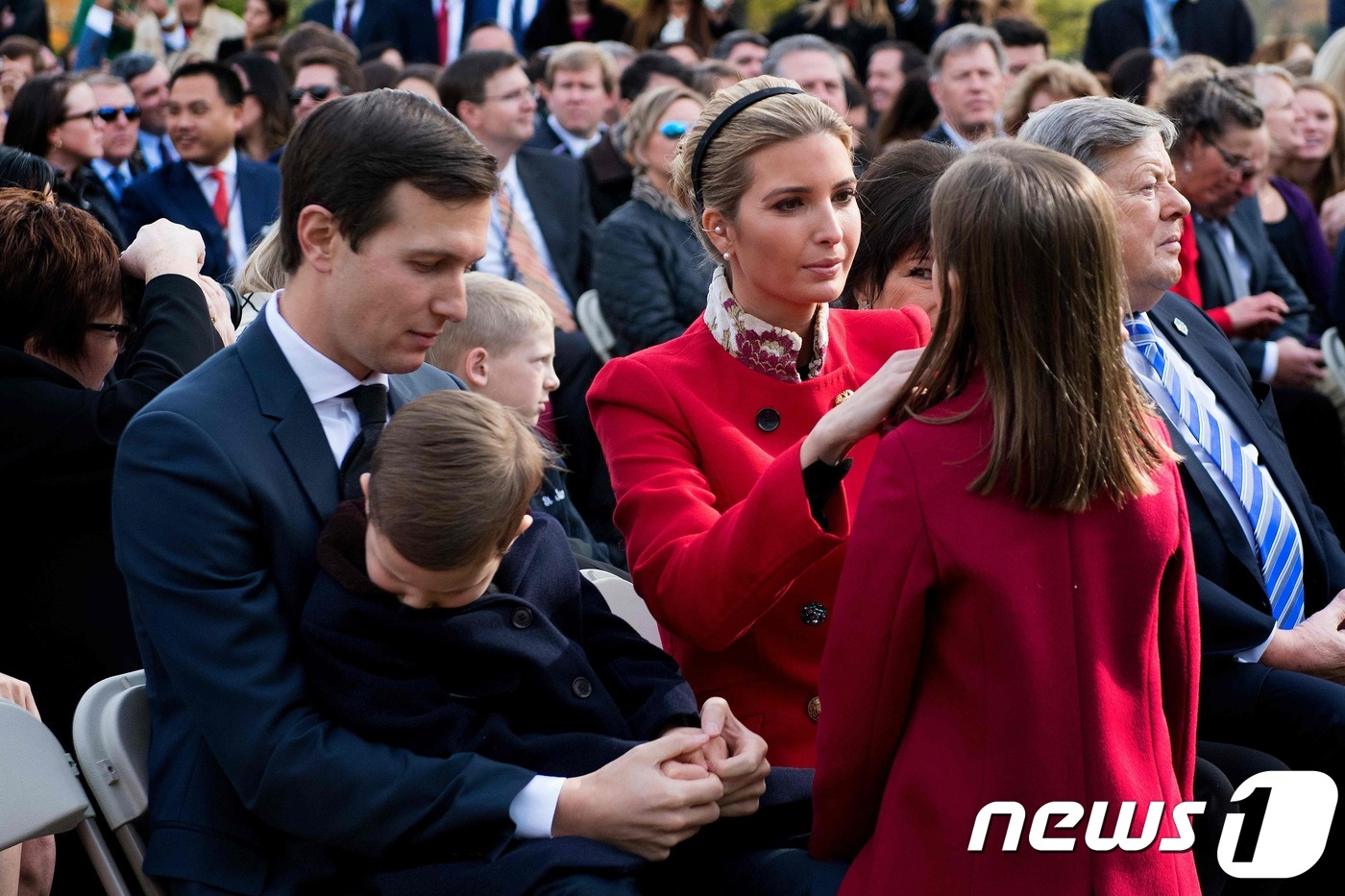 (워싱턴 AFP=뉴스1) 우동명 기자 = 트럼프 이방카가 21일 (현지시간) 워싱턴 백악관 로즈 가든에서 열린 추수감사절 칠면조 사면식에서 딸 아라벨라의 매무새를 바로잡는 동안 남 …