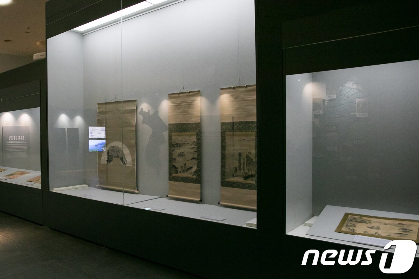 본문 이미지 - 겸재 정선(1676-1759)이 금강산을 그린 '해악전신첩'이 특별전'바람을 그리다'에 전시되고 있다. 국보 제315호 '혜원전신첩'을 비롯해 초대형 미디어아트가 함께 전시되는 이번 특별전은 오는 24일부터 2018년 5월24일까지 서울 중구 광희동 동대문디자인플라자(이하 DDP) 디자인박물관에서 열린다. 2017.11.222/뉴스1 ⓒ News1 박정환 기자