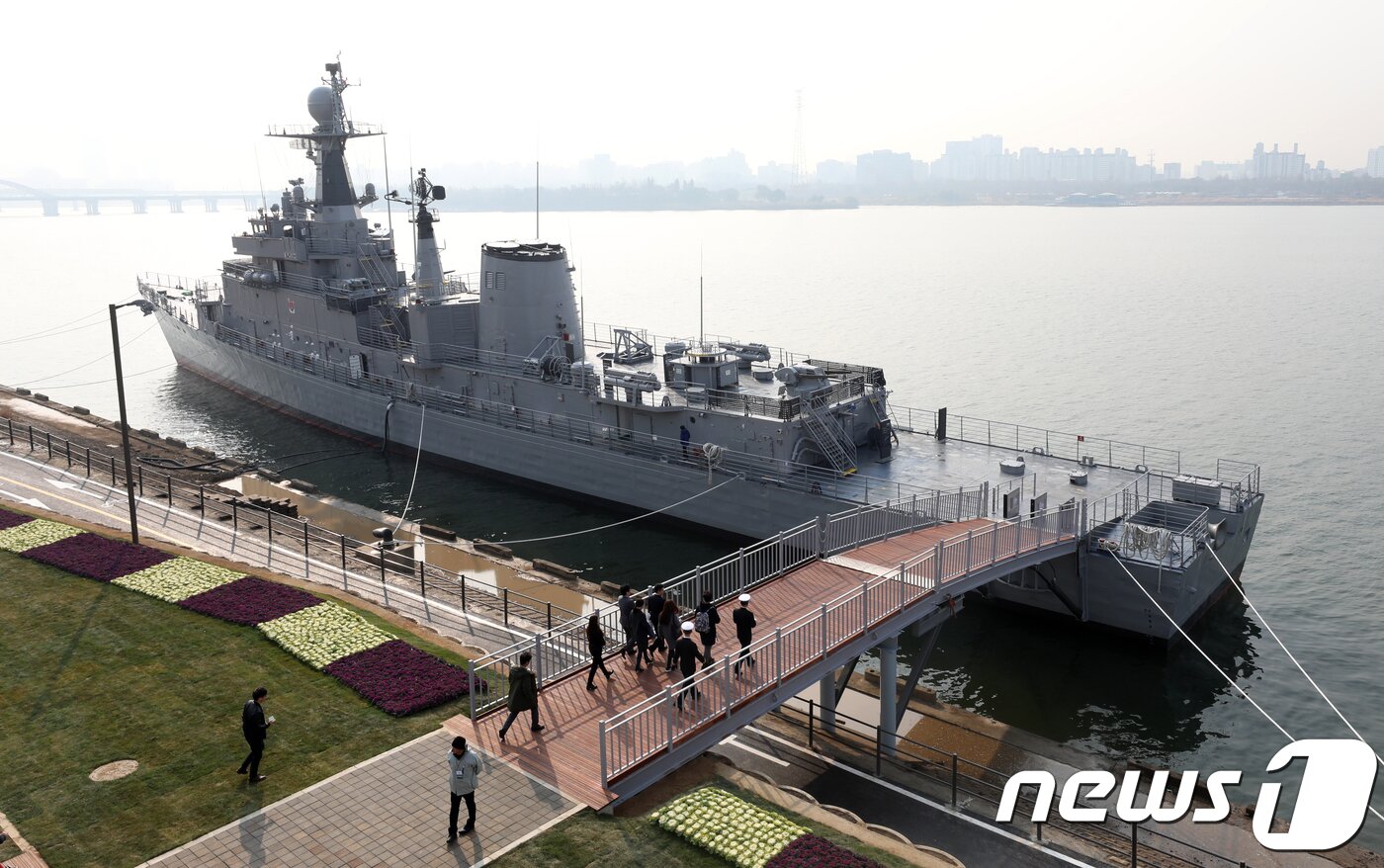 본문 이미지 - 22일 오전 서울 마포구 망원한강공원에 마련된 '서울함공원'이 개장을 앞두고 있다. 서울함공원은 서울시가 해군본부로부터 1900톤급 호위함 서울함과 150톤급 고속정, 178톤급 잠수정 등 퇴역함 3척을 무상대여받아 조성했으며 이날 오후 정식 개장한다. 2017.11.22/뉴스1 ⓒ News1 구윤성 기자