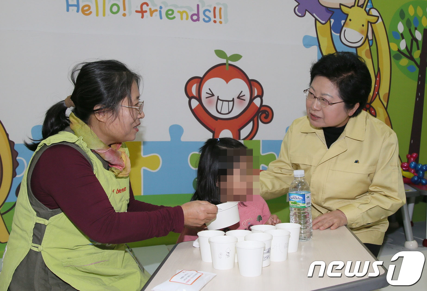 (서울=뉴스1) 허경 기자 = 정현백 여성가족부 장관이 22일 오후 포항 지진피해 현장을 찾아 부상 및 피해복구 작업 등으로 자녀양육에 어려움이 있는 가정에 우선적으로 파견된 '아 …