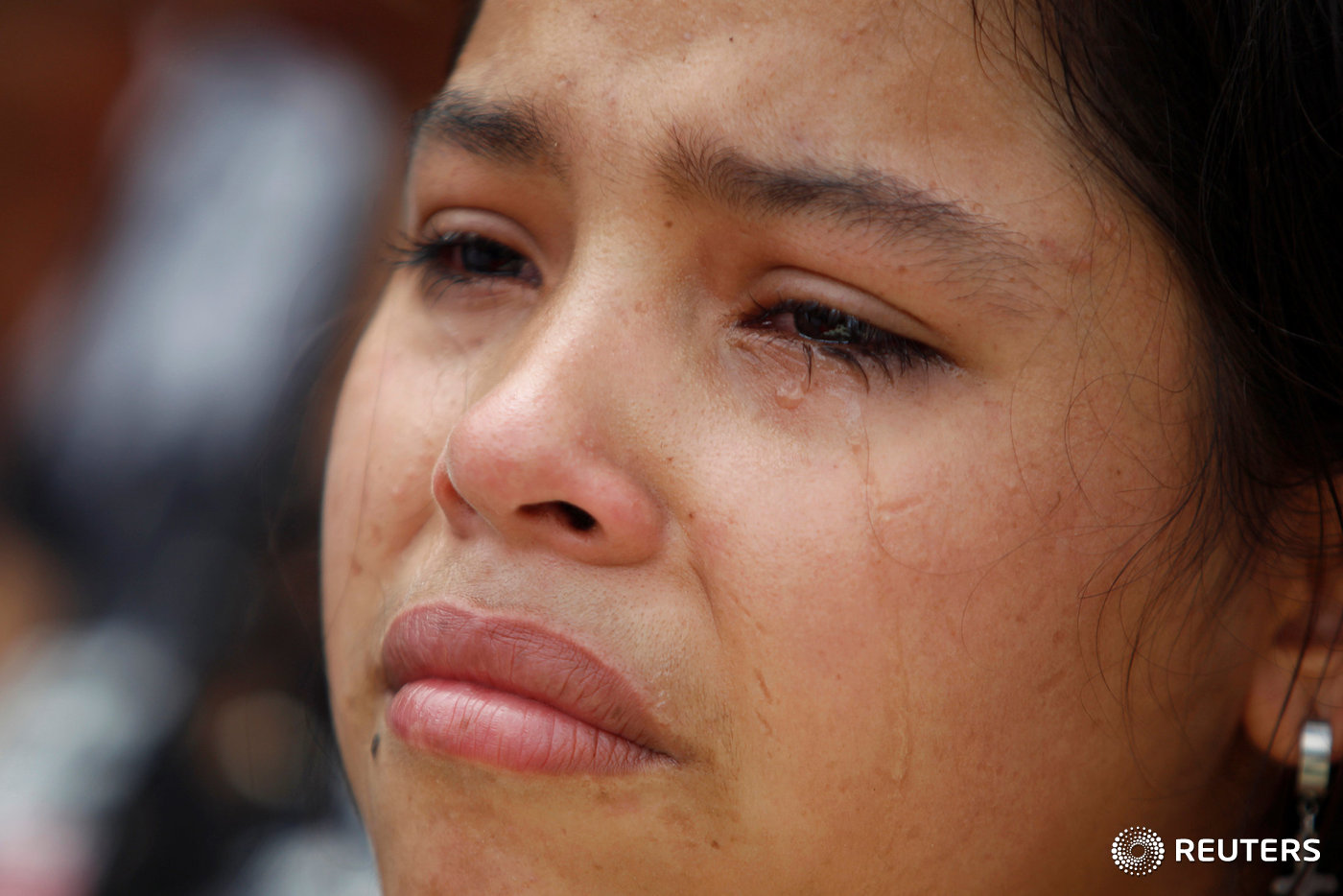 (사바나라르가 로이터=뉴스1) 우동명 기자 = 22일(현지시간)콜롬비아 사바나라르가에서 최소 14명이 숨지고 35명이 부상한 버스 사고 희생자를 위한 미사 중 한 여인이 눈물을 흘 …