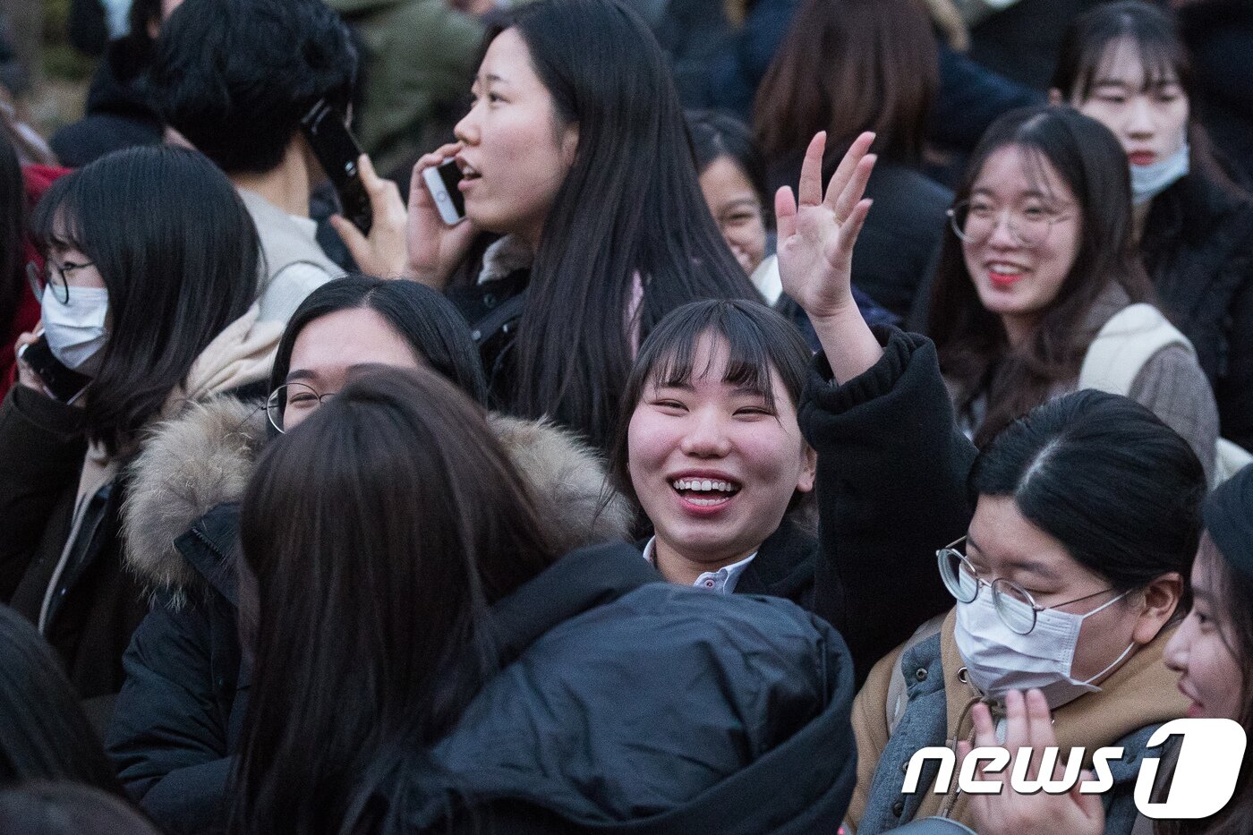 본문 이미지 - 2018학년도 대학수학능력시험일인 23일 오후 경북 포항시 포항여고 대체시험장인 포항이동중학교에서 수능을 마친 수험생들이 시험장을 빠져나오고 있다. 2017.11.23/뉴스1 ⓒ News1 유승관 기자