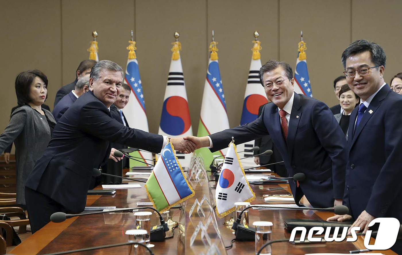 (서울=뉴스1) 이광호 기자 = 문재인 대통령과 미르지요예프 우즈베키스탄 대통령이 23일 오후 청와대 본관 접견실에서 확대정상회담을 갖고 있다. (청와대) 2017.11.24/뉴스 …