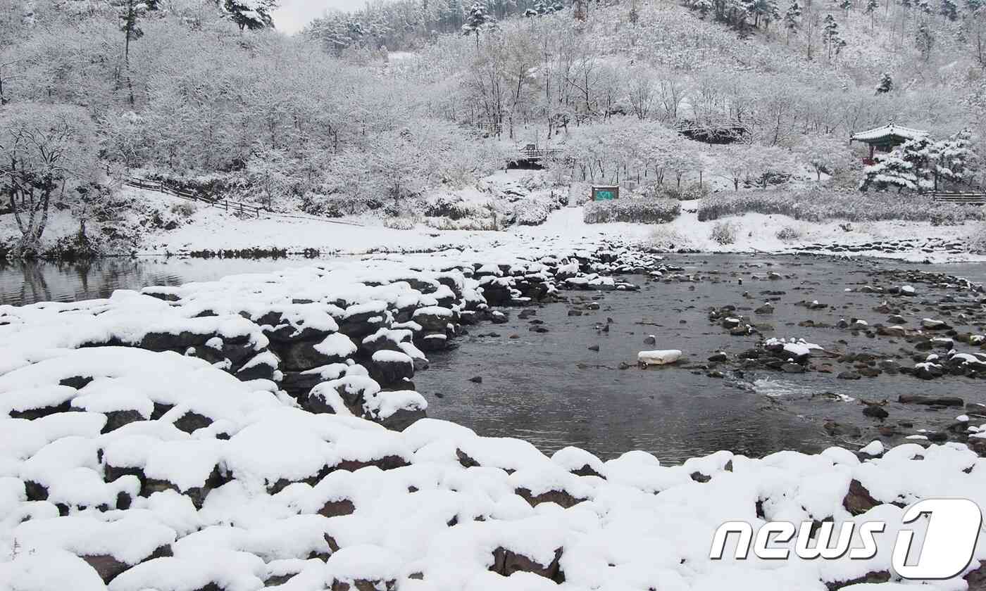 진천 농다리 설경.2017.11.24 © News1 김정수 기자