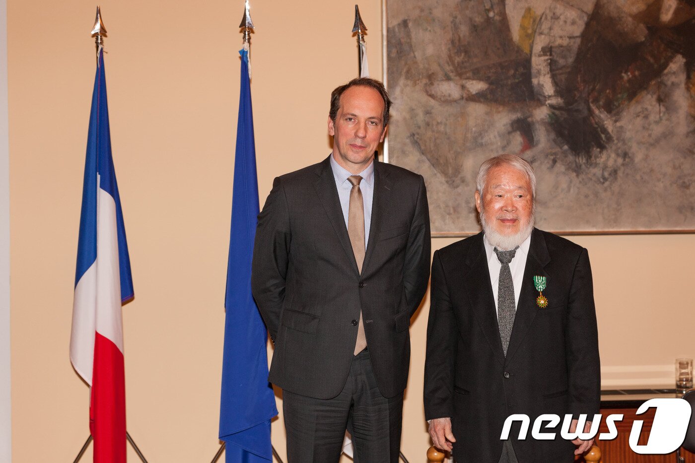 본문 이미지 - 김창열 화백은 2017년 주한프랑스 대사관에서 파비앙 페논(Fabien Penone) 주한프랑스 대사로부터 프랑스 문화예술공로훈장인 오피시에를 수상했다. ⓒ News1