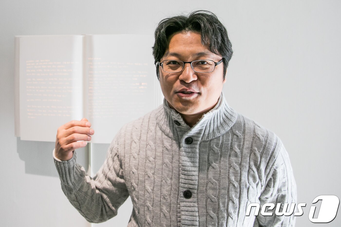 본문 이미지 - 황선태 작가가 24일 서울 종로구 통의동 아트사이드 갤러리에서 기자를 만나 휘어지는 OLED 조명을 활용한 '낯선글자'에 관해 설명하고 있다. 황선태 개인전 '빛·시간·공간'은 24일부터 12월27일까지 서울 종로구 통의동 아트사이드 갤러리에서 열린다. 2017.11.24/뉴스1 ⓒ News1 박정환 기자