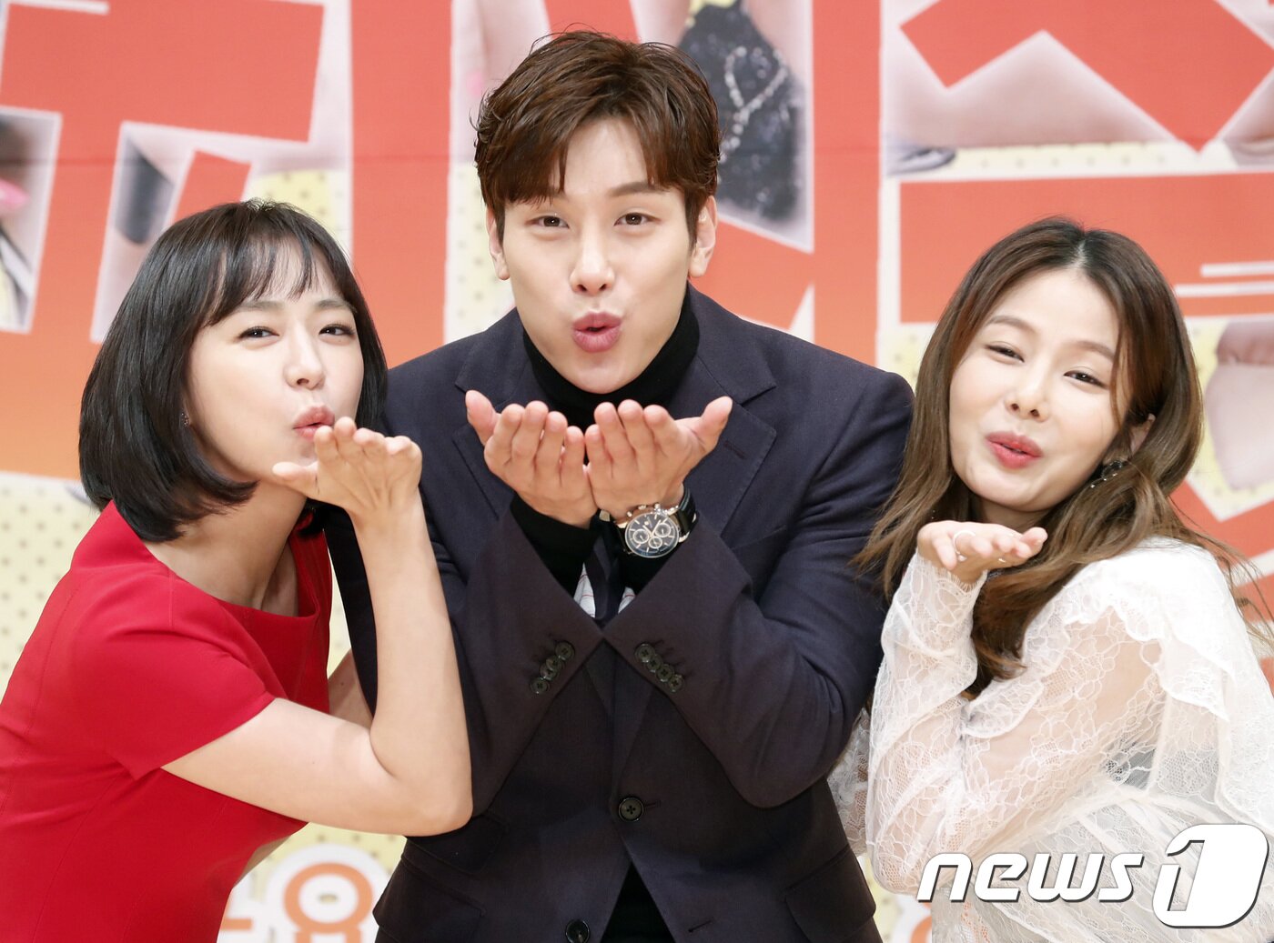 본문 이미지 - 배우 심이영(왼쪽부터), 이시강, 허은정이 24일 오후 목동 SBS에서 열린 SBS 새 아침드라마 '해피시스터즈' 제작발표회에 참석해 포즈를 취하고 있다. 2017.11.24./뉴스1 ⓒ News1 권현진 기자