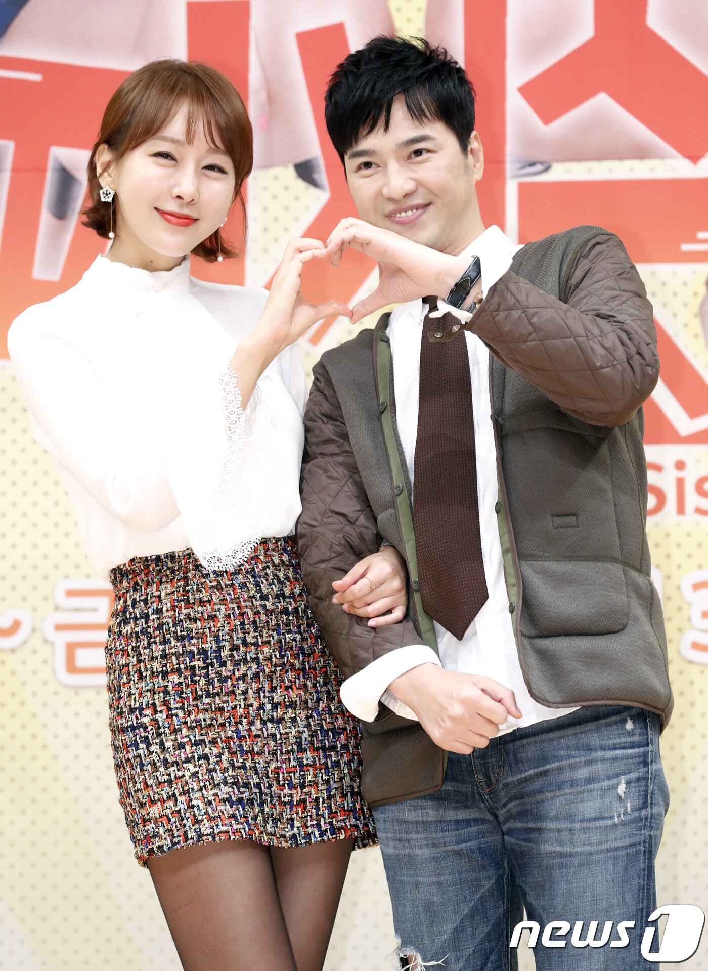 본문 이미지 - 배우 한영, 오대규(오른쪽)가 24일 오후 목동 SBS에서 열린 SBS 새 아침드라마 '해피시스터즈' 제작발표회에 참석해 포즈를 취하고 있다. 2017.11.24./뉴스1 ⓒ News1 권현진 기자