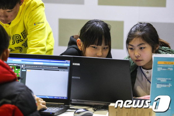 2017 SW교육 페스티벌에서 학생들이 코딩 소프트웨어를 이용한 컴퓨터 프로그래밍을 체험하고 있다./뉴스1 © News1 성동훈 기자