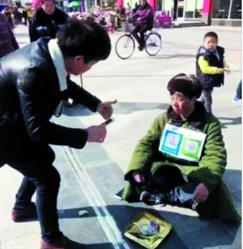 본문 이미지 - 거지가 QR코드를 가슴에 걸고 동냥을 하고 있다 - 위챗 갈무리