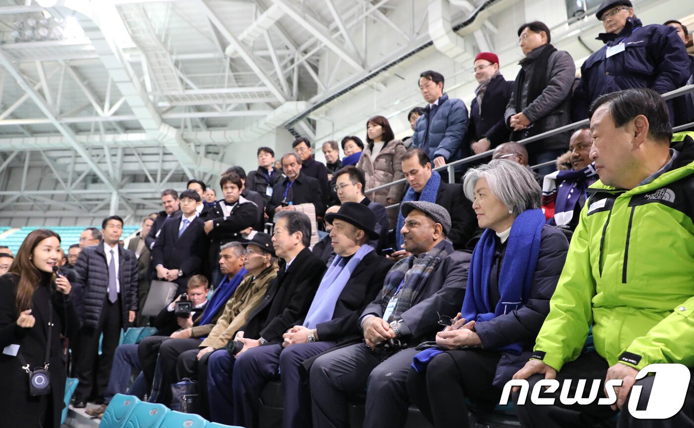 본문 이미지 - 25일 강경화 외교부 장관&#40;오른쪽 두 번째&#41;을 비롯한 주요 외국 인사들이 2018 평창동계올림픽 현장시찰을 위해 강원도 강릉시 올림픽파크 강릉하키센터를 찾아 관계자로부터 설명을 듣고 있다. 2017.11.25/뉴스1 ⓒ News1 고재교 기자