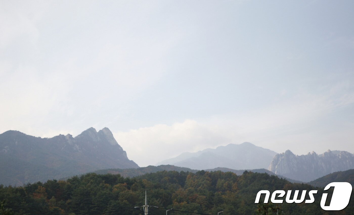 본문 이미지 - 척산온천에서 바라본 설악산 ⓒ News1