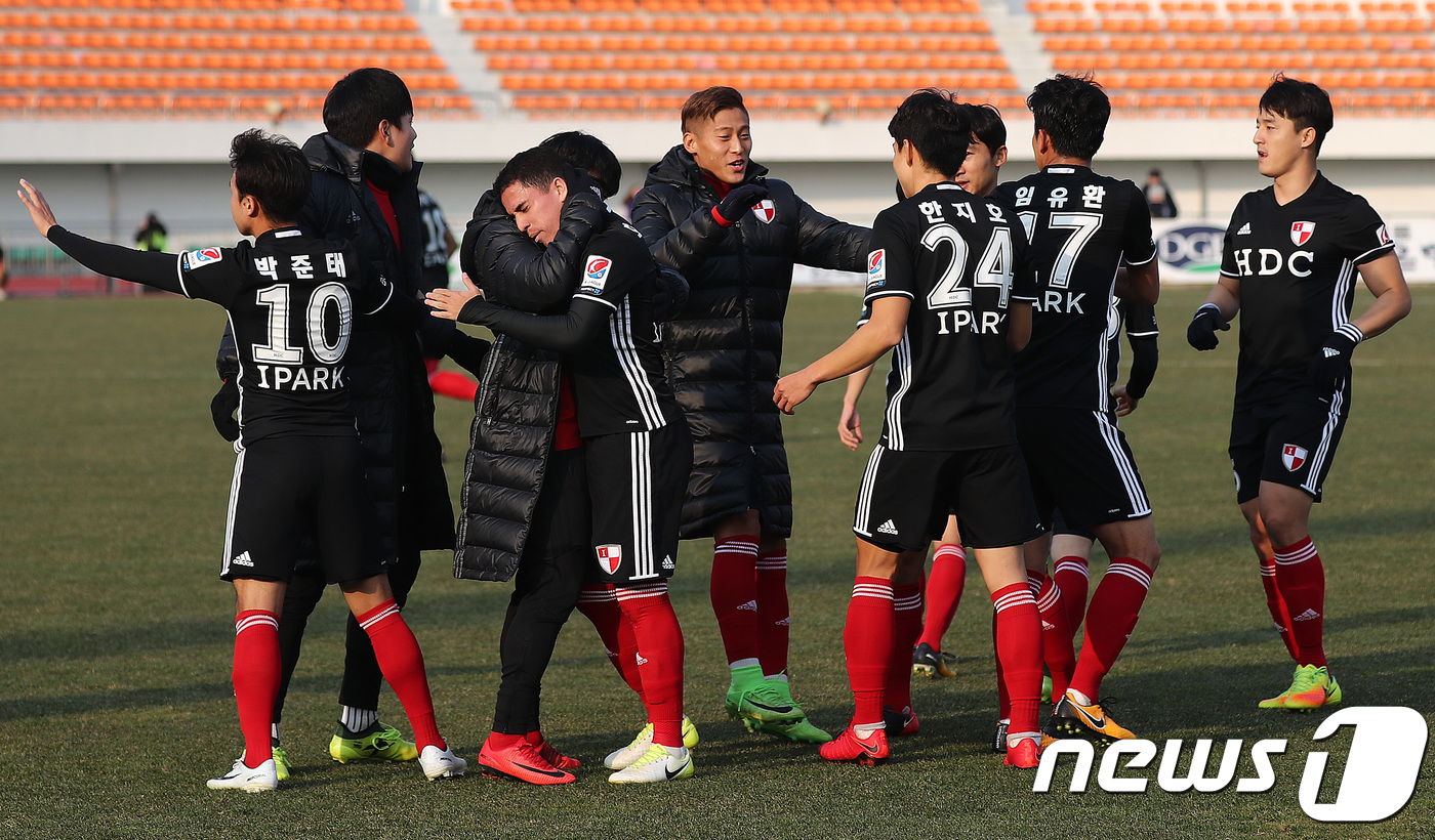 (상주=뉴스1) 오장환 기자 = 26일 오후 경북 상주시 상주시민운동장에서 열린 '2017 K리그 클래식 승강 플레이오프 2차전' 상주 상무와 부산 아이파크 경기에서 부산 호물로가 …