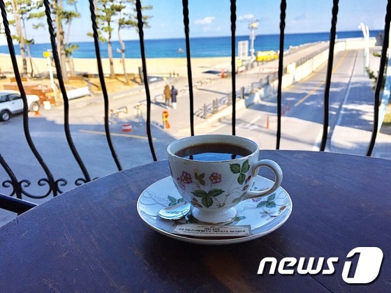 안목해변에 자리한 카페에서 마시는 핸드드립 커피© News1 윤슬빈 기자