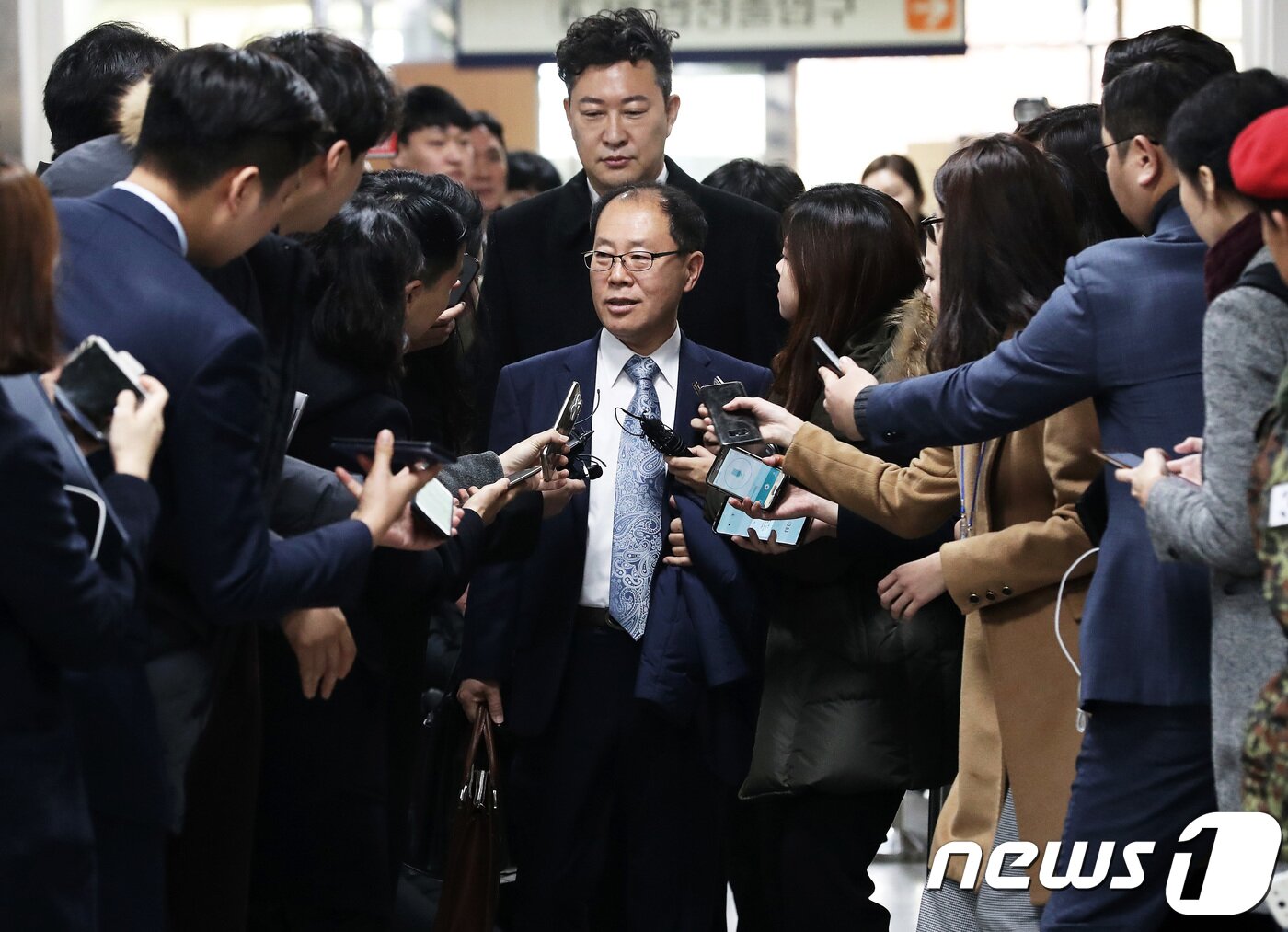 본문 이미지 - 박근혜 전 대통령의 국선 변호인단에 선임된 조현권, 강철구(뒤) 변호사가 27일 서울 서초동 중앙지법에서 열린 재판을 마친 뒤 취재진의 질문 공세를 받고 있다. 2017.11.27/뉴스1 ⓒ News1 오대일 기자