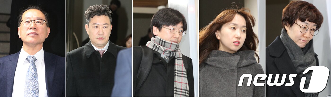 본문 이미지 - 박근혜 전 대통령 국선변호인단이 27일 오전 서울중앙지검에서 열린 뇌물 등 89회 공판을 마친 후 법정을 나서고 있다. 왼쪽부터 조현권, 강철구, 남현우, 김혜영, 박승길 변호사. 2017.11.27/뉴스1 ⓒ News1 신웅수 기자