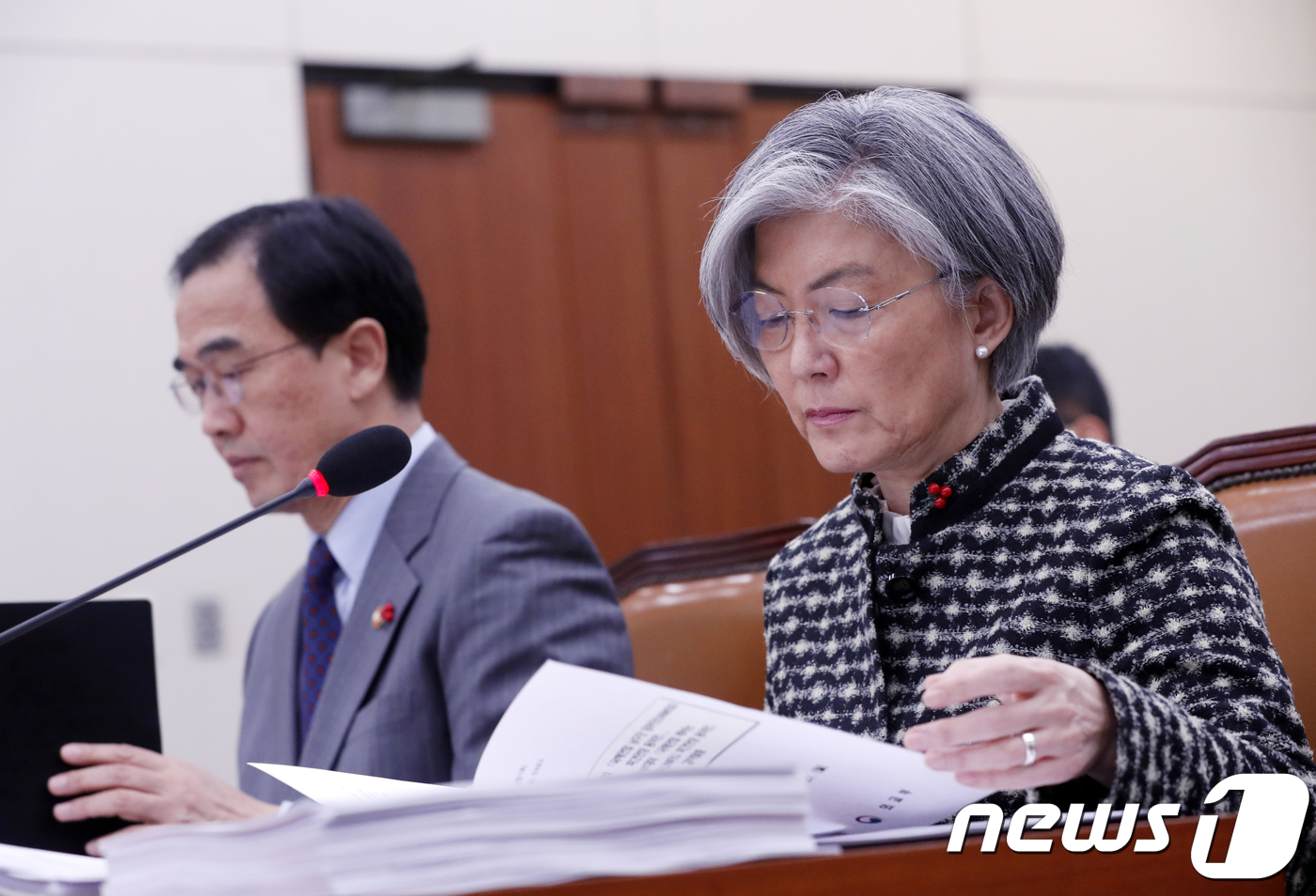 (서울=뉴스1) 안은나 기자 = 강경화 외교부 장관(오른쪽)과 조명균 통일부 장관이 27일 오후 서울 여의도 국회에서 열린 외교통일위원회 제6차 전체회의에서 자료를 살피고 있다. …