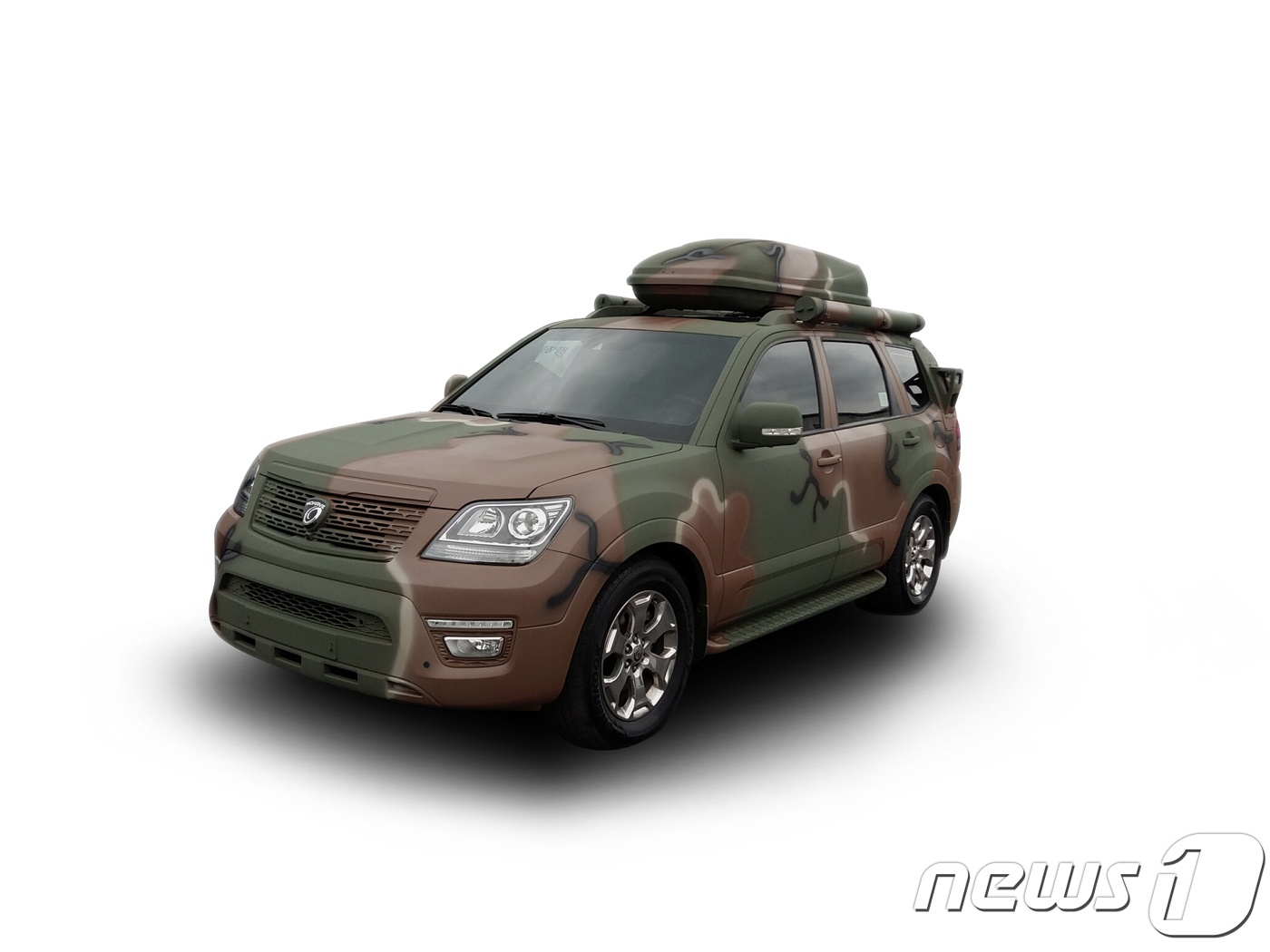 (서울=뉴스1) = 기아자동차는 모하비를 군용화 개조한 차량 20여대를 대한민국 공군에 납품한다고 28일 밝혔다.공군에 납품하게 된 군용 모하비는 최대출력 260마력, 최대토크 5 …