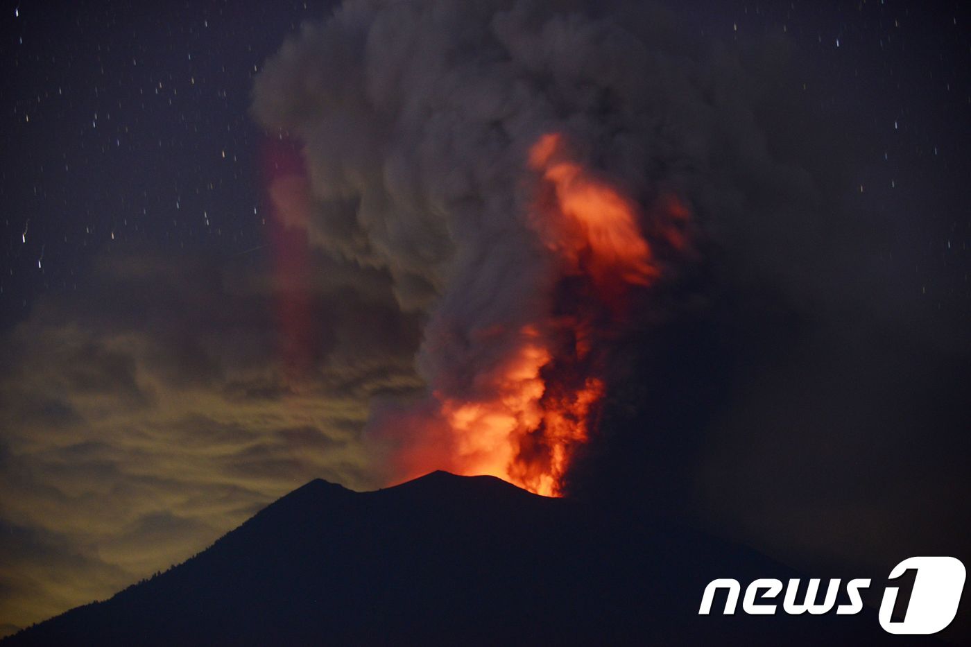 (카랑가셈 AFP=뉴스1) 우동명 기자 = 28일(현지시간) 본격적인 분화 단계에 접어든 인도네시아 발리 섬 카랑가셈의 아궁 화산이 거대한 화산재를 뿜어내는 가운데 분화구 부분에 …