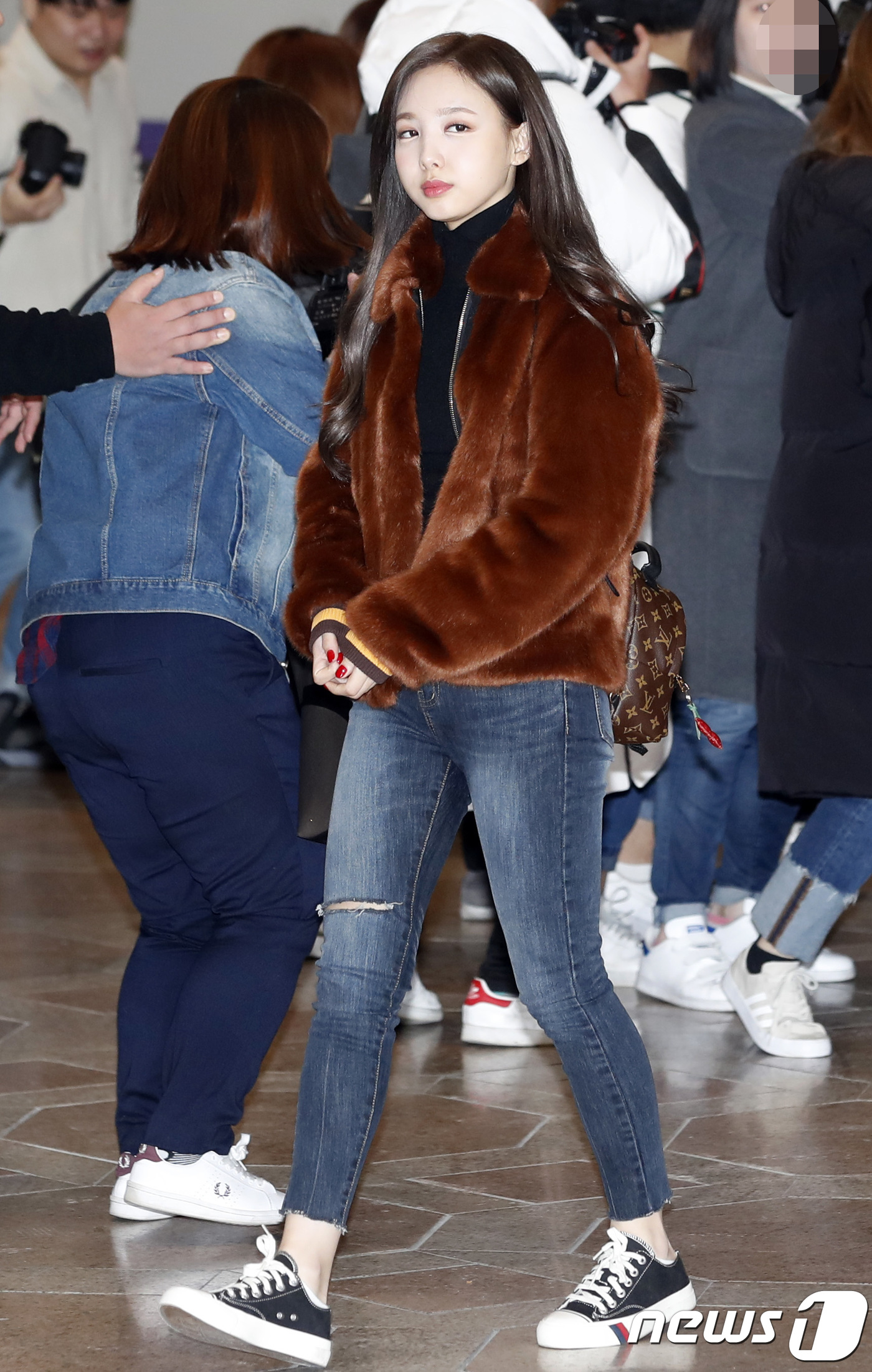 (김포공항=뉴스1) 권현진 기자 = 트와이스 나연이 2017 MAMA 참석차 28일 오후 김포공항을 통해 일본으로 출국하고 있다. 2017.11.28./뉴스1