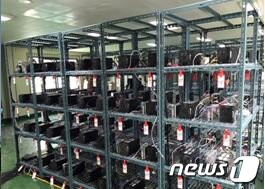 본문 이미지 - 가로 31cm, 세로 13cm 크기의 채굴기가 앵글로 만든 선반위에 일정한 간격으로 놓여있는 채굴장의 모습. ⓒ News1 홍성우 기자