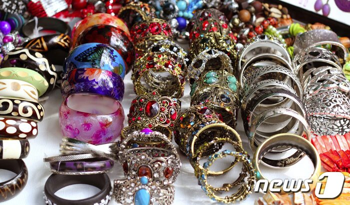 본문 이미지 - 마제드 마구에서 파는 악세사리. 몰디브관광청 제공.ⓒ News1