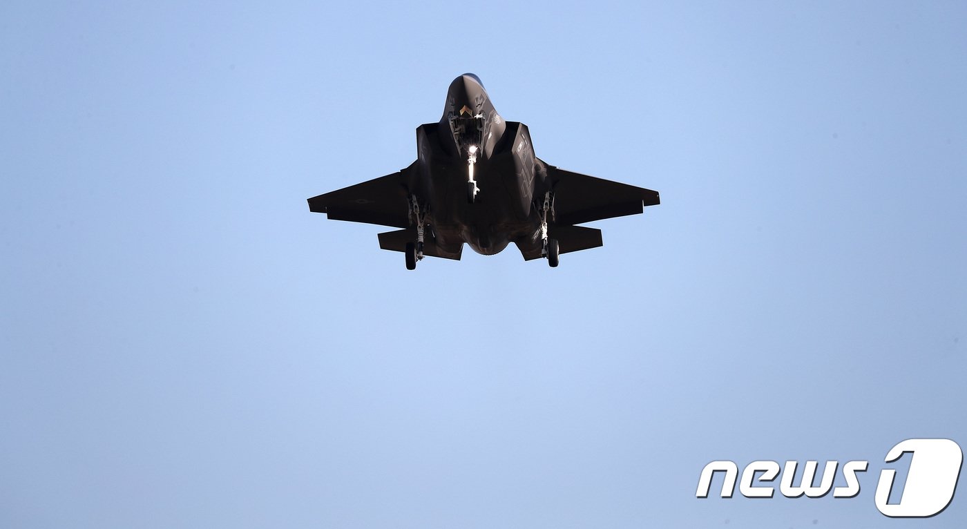 경기도 평택시 오산공군기지에서 F-35 라이트닝 II 스텔스 전투기가 비행하고 있다. 2017.11.29/뉴스1 ⓒ News1 오장환 기자