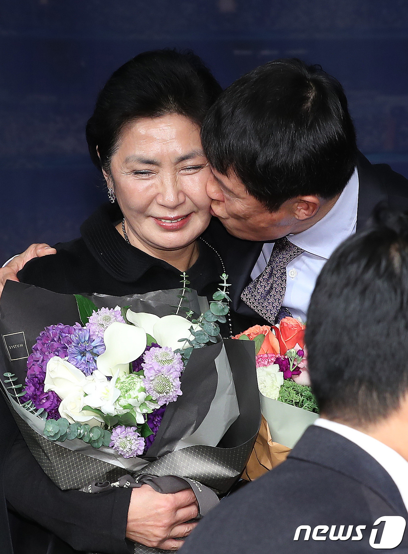 (서울=뉴스1) 임세영 기자 = 차범근 전 대한민국 축구대표팀 감독이 29일 오후 서울 송파구 방이동 올림픽파크텔에서 열린 '2017 대한민국 스포츠 영웅 헌액식'에서 헌액패를 받 …