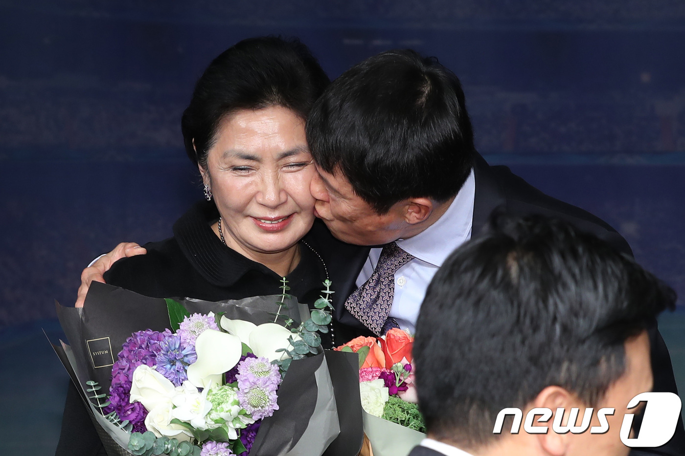 (서울=뉴스1) 임세영 기자 = 차범근 전 대한민국 축구대표팀 감독이 29일 오후 서울 송파구 방이동 올림픽파크텔에서 열린 '2017 대한민국 스포츠 영웅 헌액식'에서 헌액패를 받 …