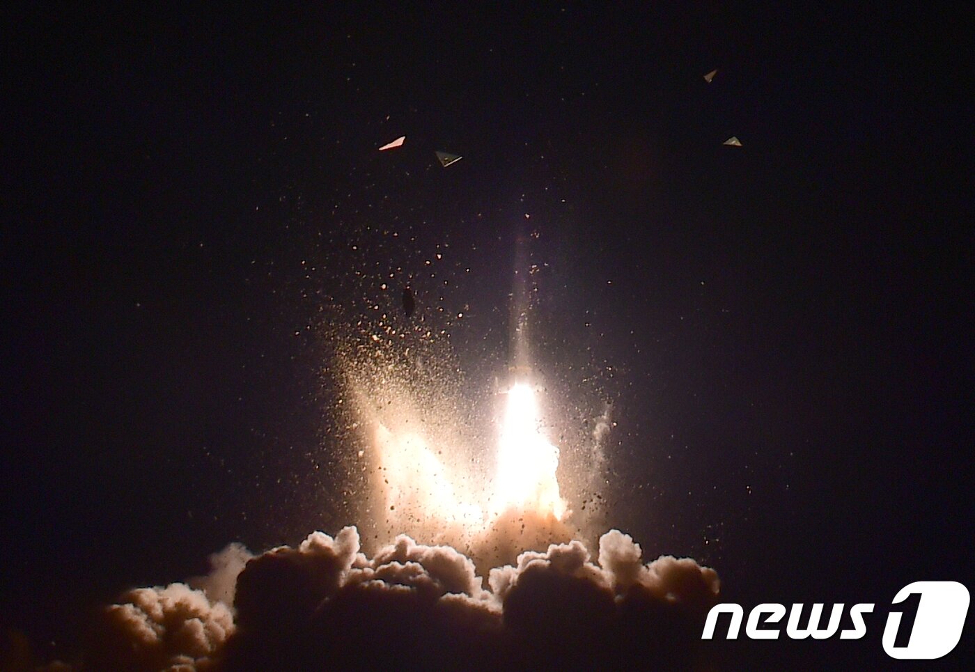 본문 이미지 - 북한의 미사일 도발에 대응해 실시된 '지·해·공 미사일 합동 정밀타격훈련'에서 현무-2 지대지 탄도미사일이 동해상 표적지를 향해 발사되고 있다. (국방일보 제공) 2017.11.29/뉴스1