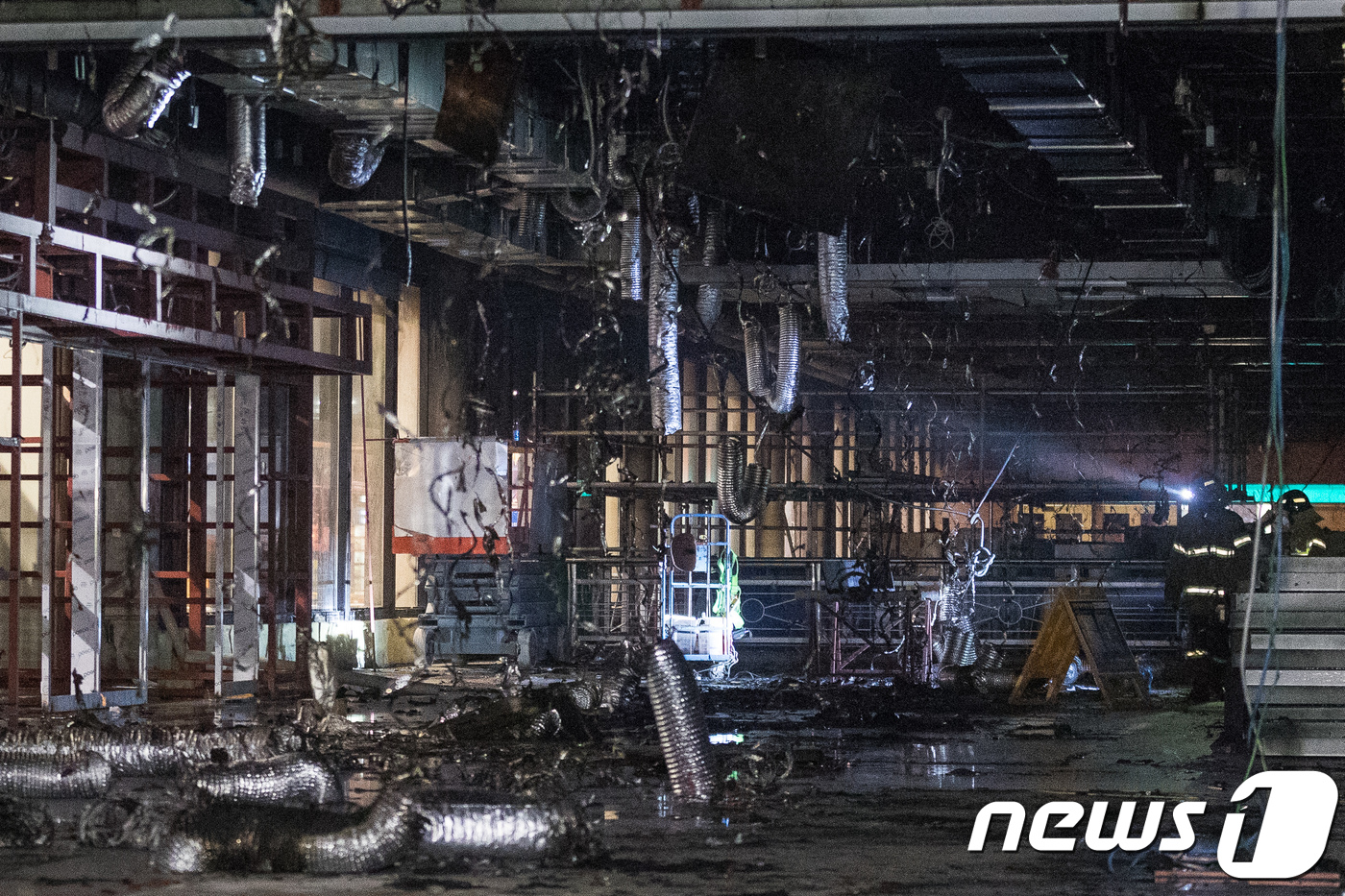 (김포공항=뉴스1) 유승관 기자 = 29일 오후 서울 강서구 김포공항 국제선청사 1층 상업시설 공사장에서 화재가 발생해 소방대원들이 잔불확인 및 화재조사를 하고 있다.이날 오후 4 …