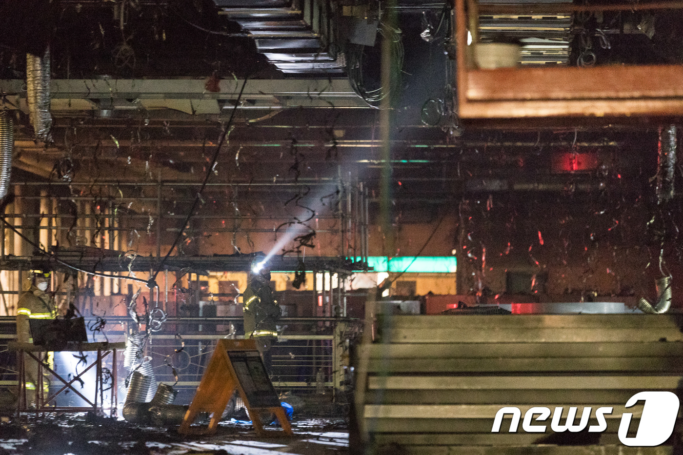 (김포공항=뉴스1) 유승관 기자 = 29일 오후 서울 강서구 김포공항 국제선청사 1층 상업시설 공사장에서 화재가 발생해 소방대원들이 잔불확인 및 화재조사를 하고 있다.이날 오후 4 …