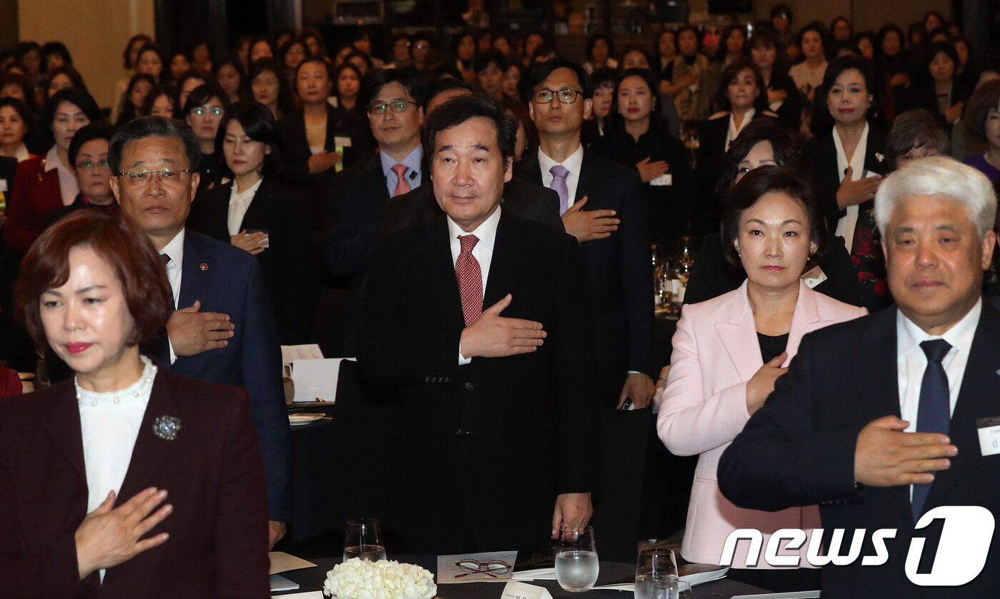 본문 이미지 - 제21회 여성경제인의 날 기념식에서 한무경 회장(오른쪽 두번째)이 이낙연 국무총리(가운데) 등과 국기에 대한 경례를 하고 있다. 2017.11.3/뉴스 ⓒ News1 오대일 기자