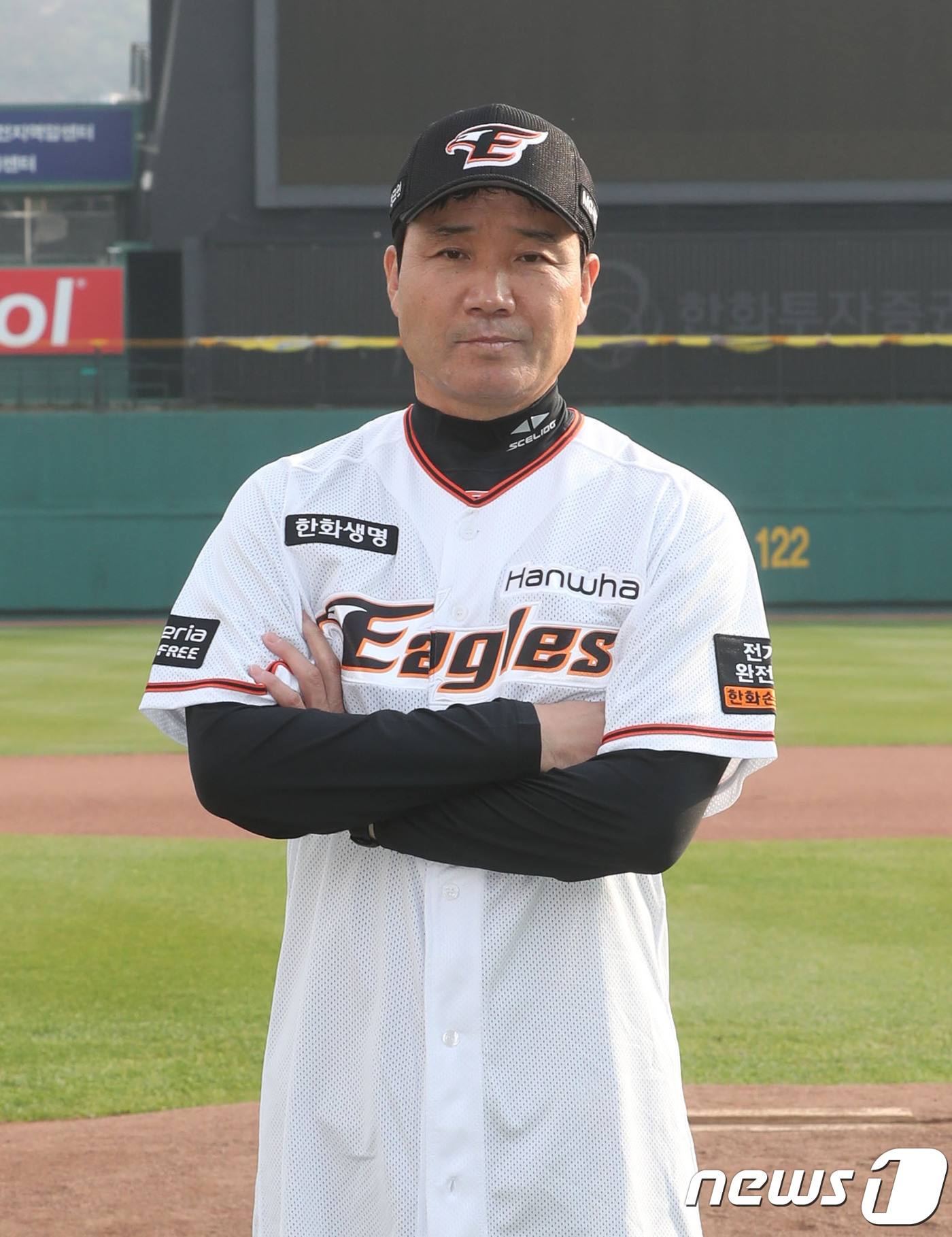 (대전=뉴스1) 주기철 기자 = 한화 한용덕 신임 감독이 3일 오후 대전 한화생명이글스파크에서 감독 취임식을 마치고 포즈를 취하고 있다. 2017.11.3/뉴스1