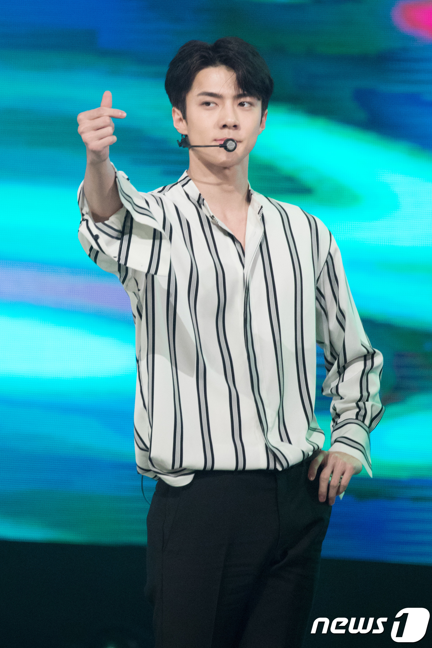 (서울=뉴스1) 강고은 에디터 = 엑소 세훈이 3일 오후 서울 중구 국립극장 해오름극장에서 열린 ‘2017 대한민국 대중문화예술상’에서 축하공연을 펼치고 있다. 2017.11.3. …