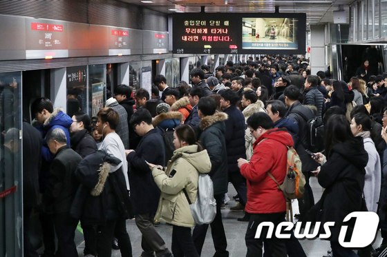 지하철 9호선 고속터미널역 . /뉴스1 © News1 민경석 기자