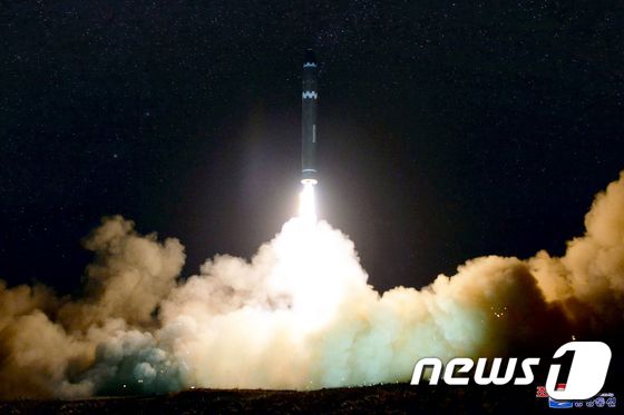 북한이 작년 11월29일 대륙간탄도미사일(ICBM)급 '화성-15형' 미사일을 시험발사했다. © AFP=뉴스1