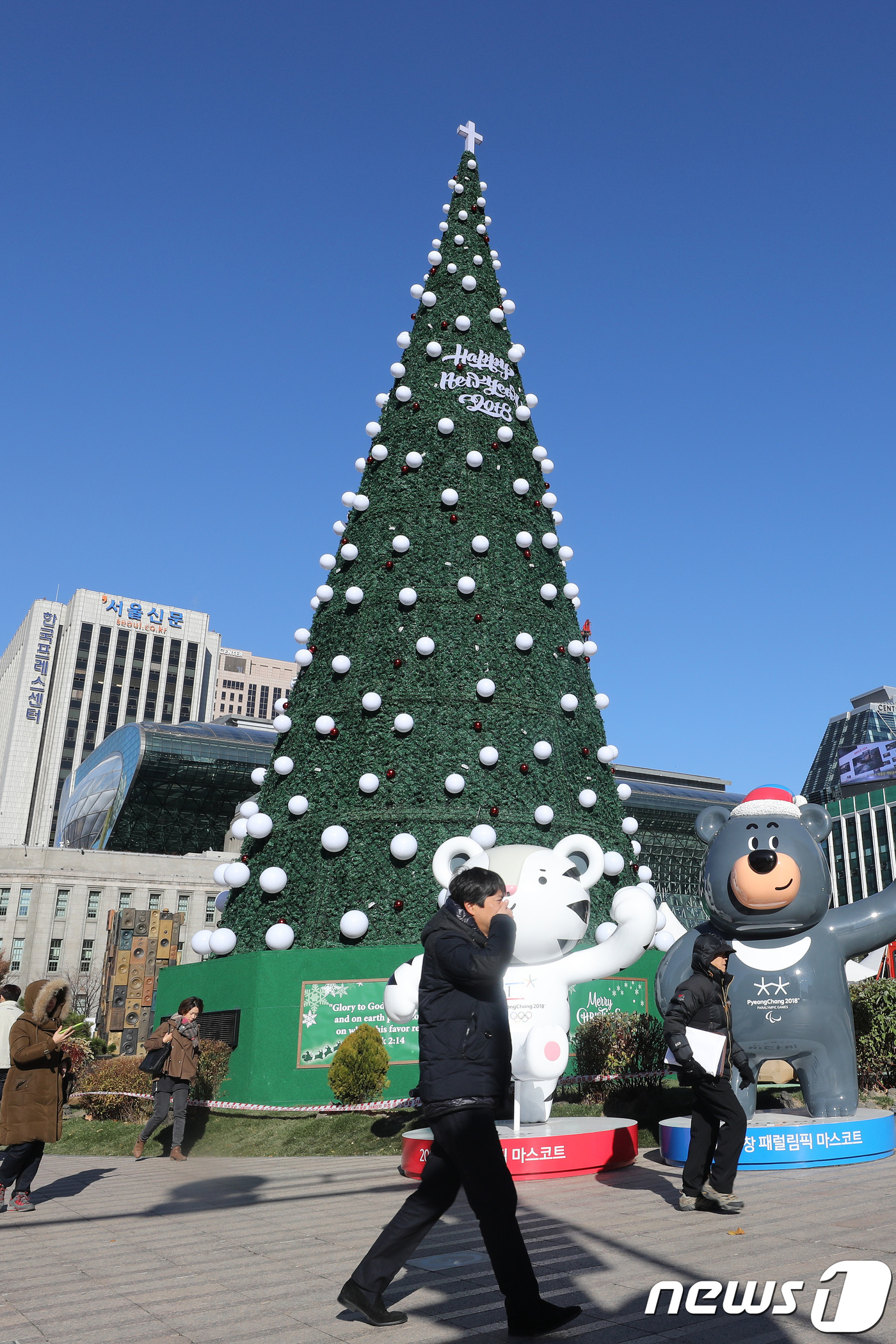 (서울=뉴스1) 임세영 기자 = 30일 오후 서울 시청 앞 서울광장에 크리스마스트리가 설치되고 있다. 18m 높이의 대형 크리스마스 트리는 내달 2일 점등식을 시작으로 내년 1월 …