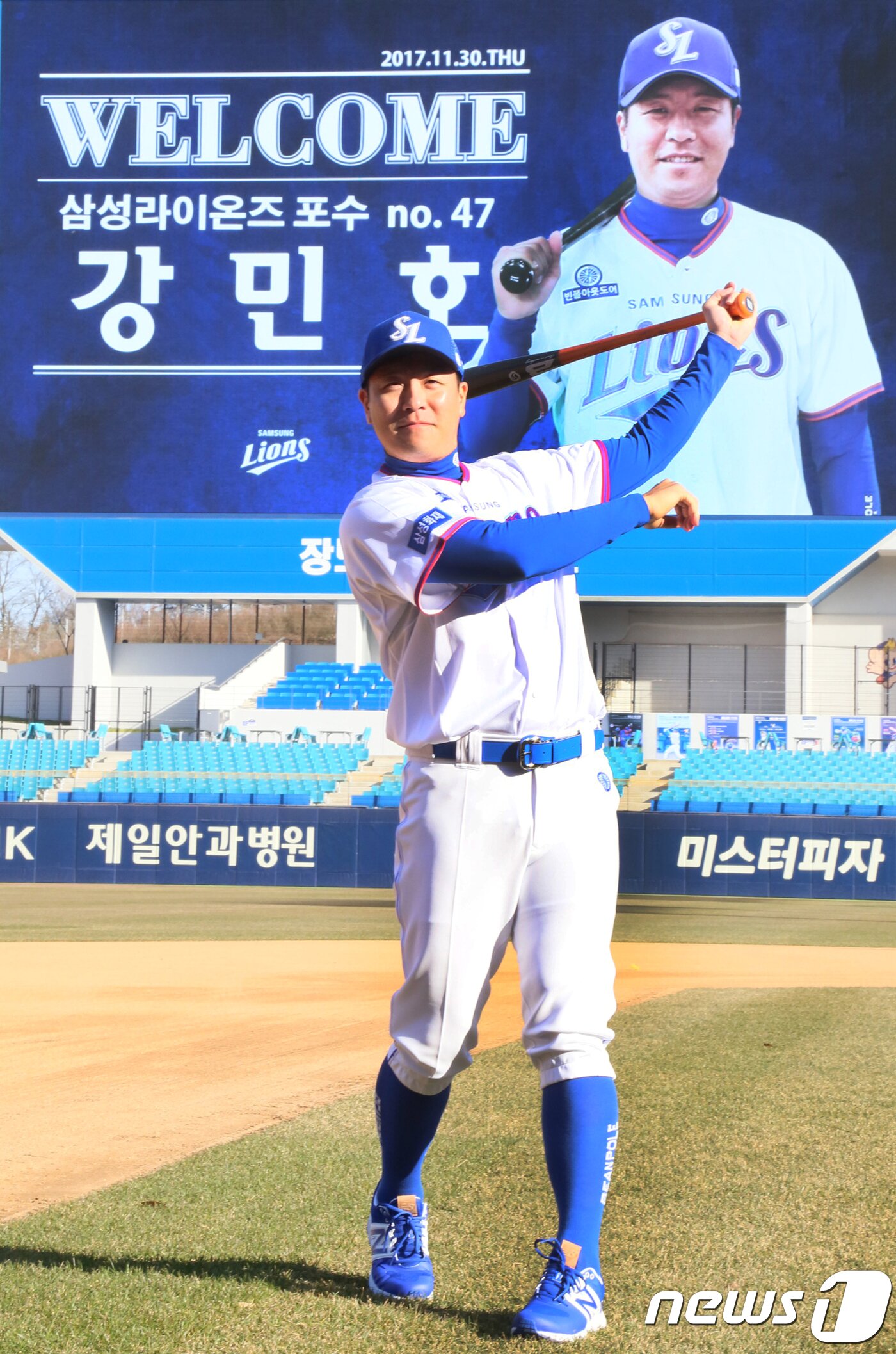 본문 이미지 - 삼성라이온즈 강민호(32)의 입단식이 30일 오후 대구 삼성라이온즈파크에서 열렸다. 입단식을 마친 강민호가 삼성 라이온즈 구장에서 내년 시즌 우승을 향해 힘차게 배트를 휘두르고 있다.강민호는 4년간 총액 80억원에 FA계약을 삼성과 체결하고 롯데에서 삼성으로 자리를 옮겼다.2017.11.30/뉴스1 ⓒ News1 정우용 기자