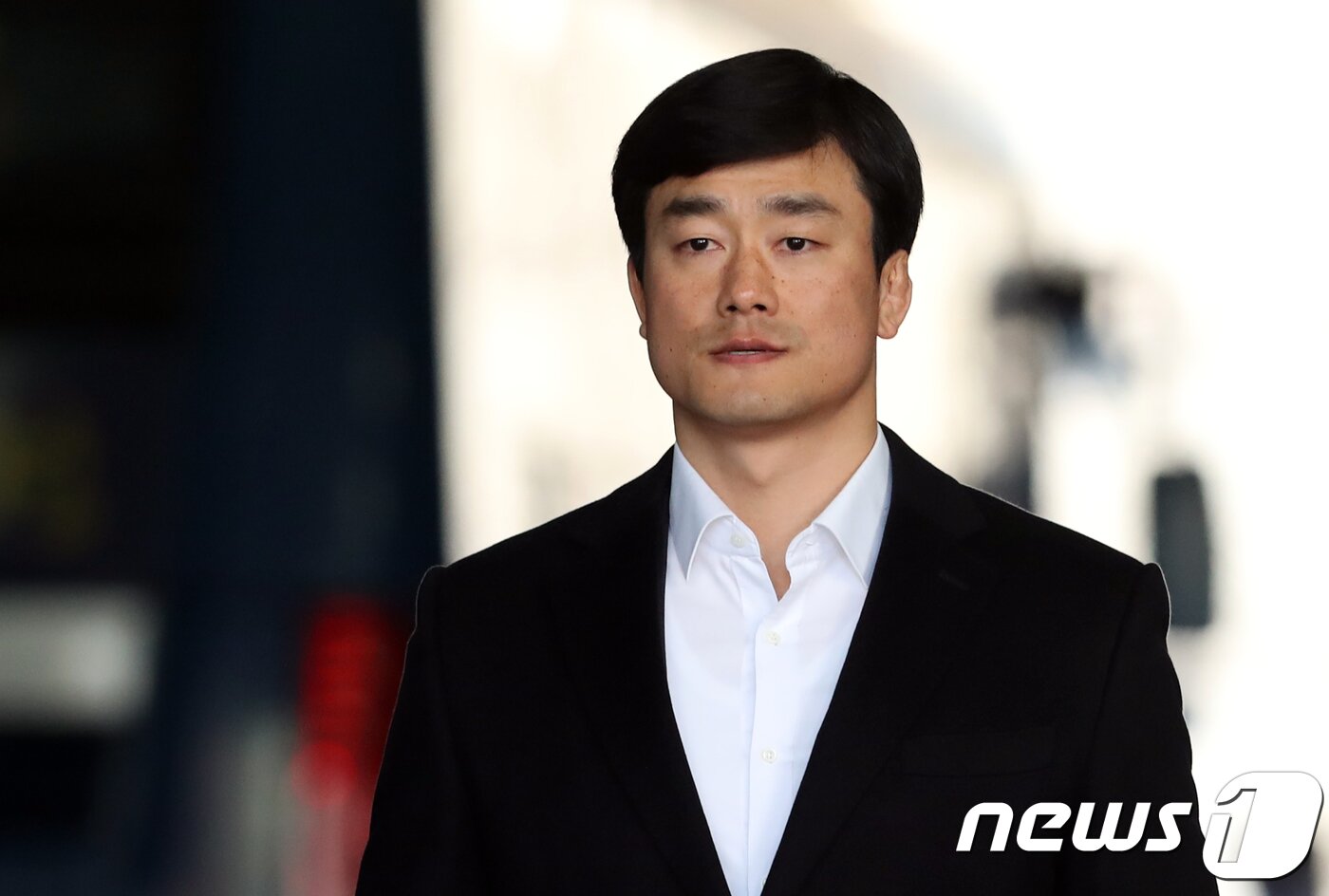 본문 이미지 - 이영선 전 청와대 경호관이 30일 오후 서울 서초구 서울고등법원에서 열린 '비선진료·차명폰 의혹' 항소심 선고 공판을 마치고 법원을 나서고 있다. 2017.11.30/뉴스1 ⓒ News1 황기선 기자