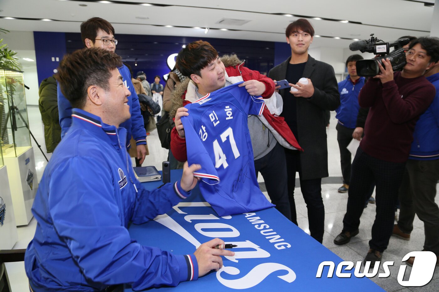 본문 이미지 - 30일 오후 삼성 라이온즈 강민호 손수가 대구 라이온즈 파크에서 입단식 후 팬사인회를 하고 있다. 한 열성팬이 강선수와 함께 사진을 찍으며 즐거워하고 있다.2017.11.30/뉴스1 ⓒ News1 정우용 기자