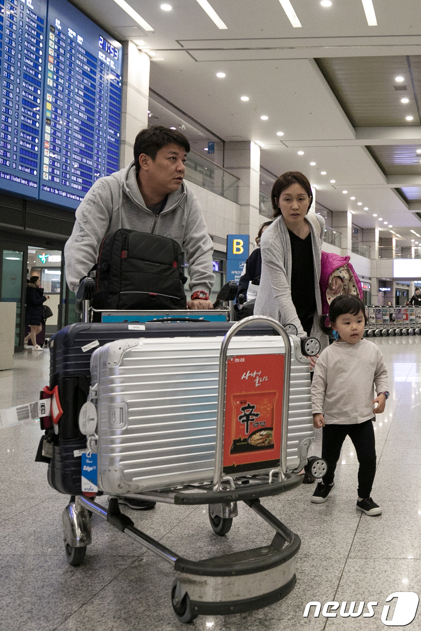 (인천공항=뉴스1) 이승배 기자 = 인도네시아 발리섬 아궁화산 분화로 발이 묶였던 여행객들이 대한항공 특별기 편으로 발리공항에서 출발해 30일 오후 인천국제공항을 통해 귀국하고 있 …