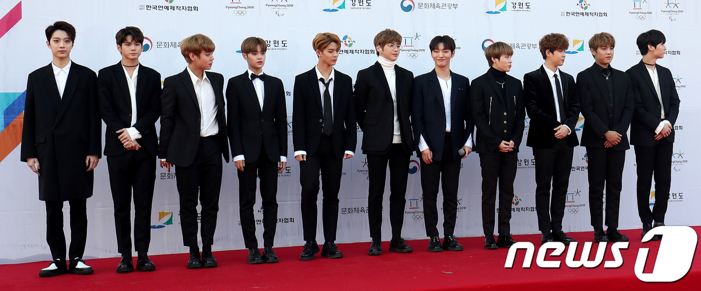 (평창=뉴스1) 서근영 기자 = 그룹 워너원이 4일 강원도 평창군 2018 평창동계올림픽 개폐회식장에서 열린 '2017 드림콘서트 in 평창'의 포토월에서 포토타임을 갖고 있다. …
