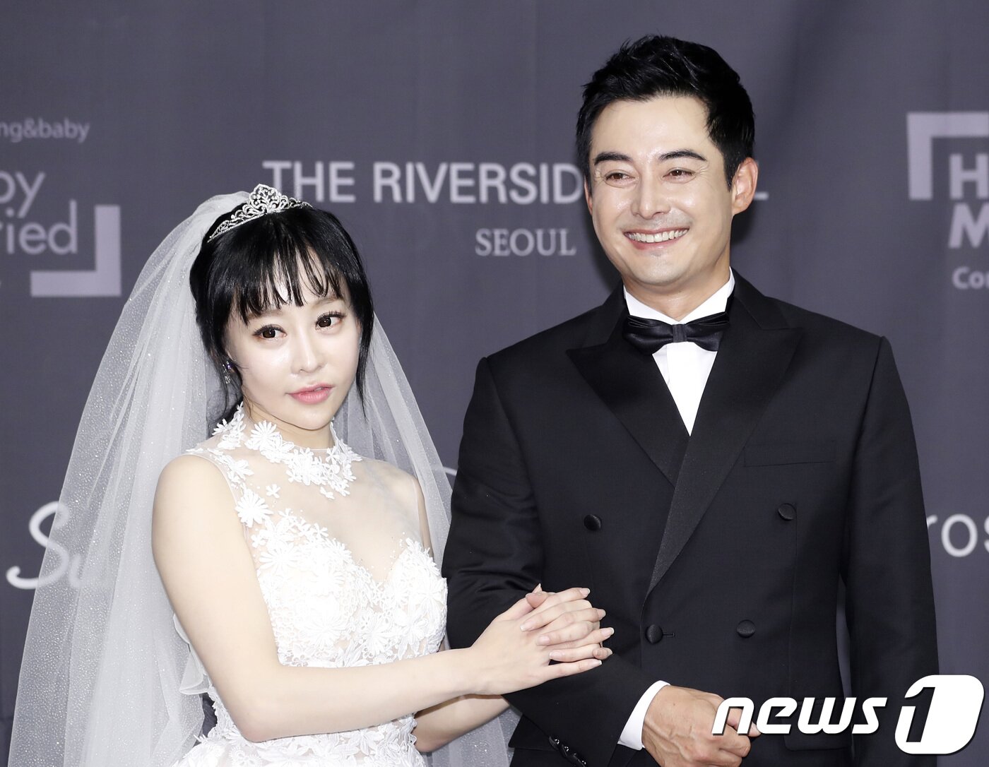 본문 이미지 - 배우 이세창, 정하나가 5일 오후 서울 잠원동 더 리버사이드 호텔에서 결혼식에 앞서 기자회견을 열고 포즈를 취하고 있다. 2017.11.5./뉴스1 ⓒ News1 권현진 기자
