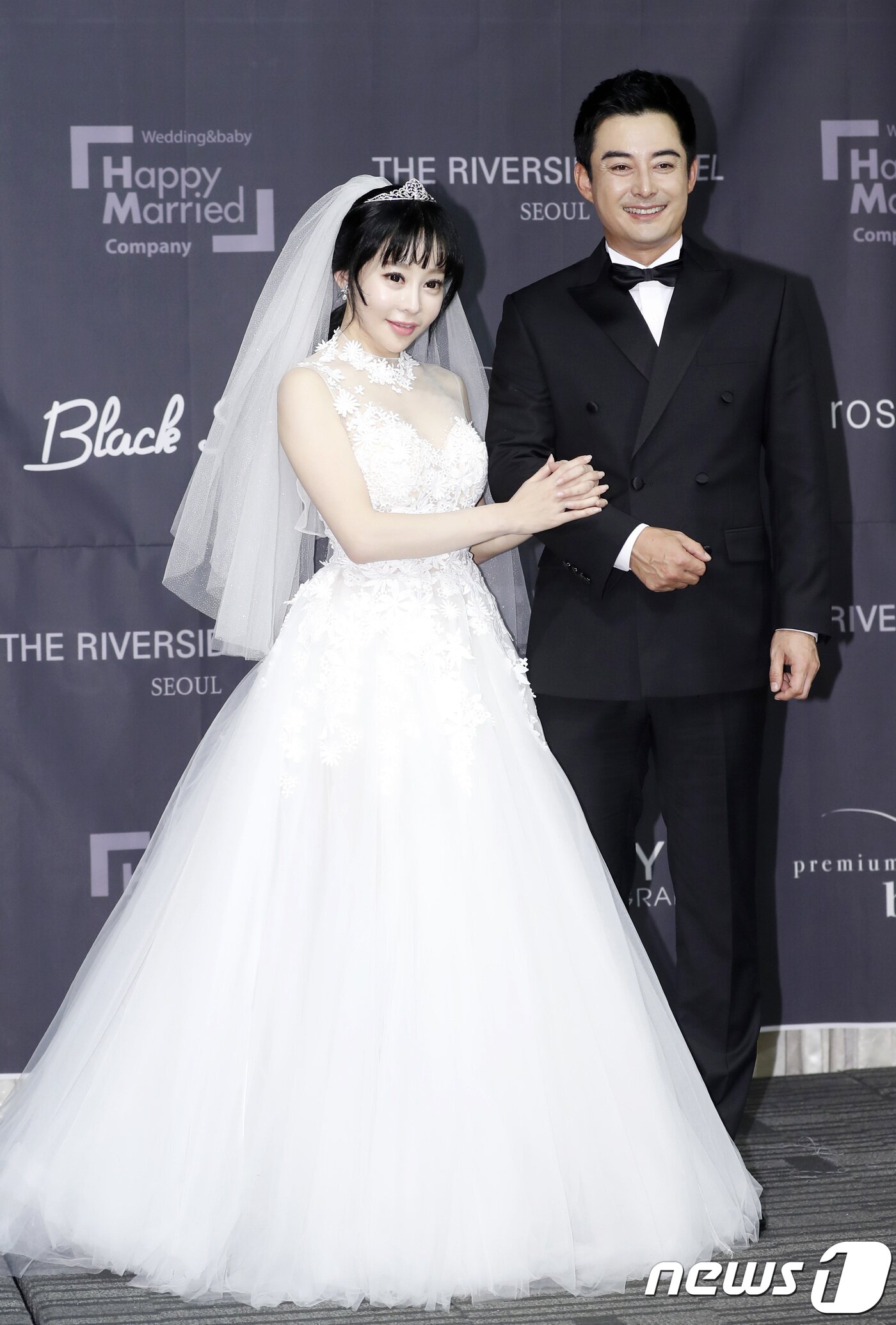 본문 이미지 - 배우 이세창, 정하나가 5일 오후 서울 잠원동 더 리버사이드 호텔에서 결혼식에 앞서 기자회견을 열고 포즈를 취하고 있다. 2017.11.5./뉴스1 ⓒ News1 권현진 기자