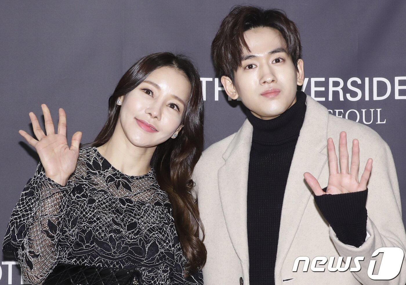 본문 이미지 - 가수 미나와 류필립이 5일 오후 서울 잠원동 더 리버사이드 호텔에서 열린 이세창, 정하나 결혼식에 참석해 두 사람의 앞날을 축복하고 있다. 2017.11.5./뉴스1 ⓒ News1 권현진 기자