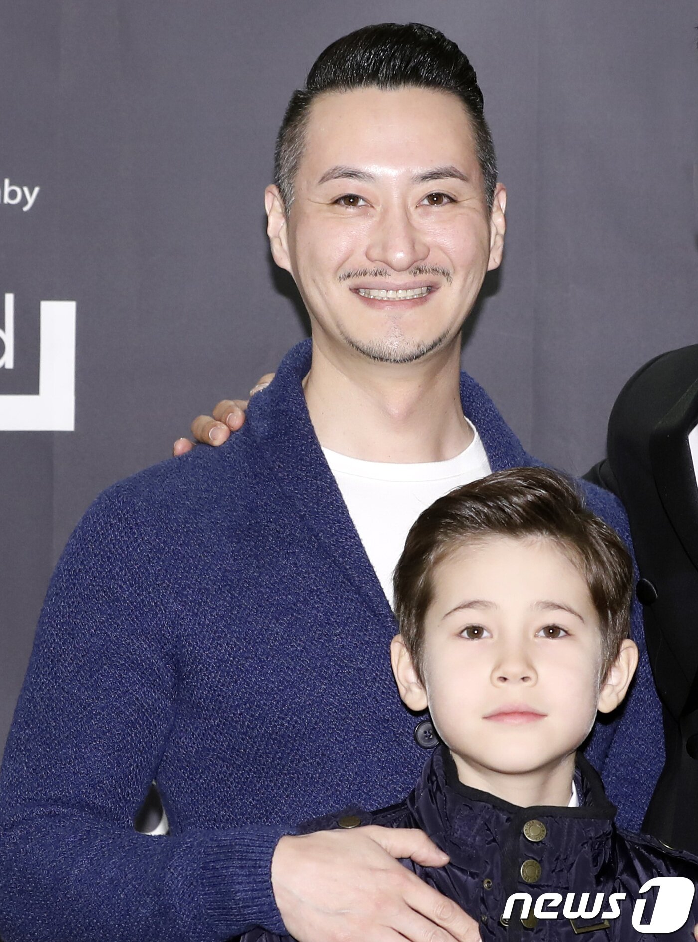 본문 이미지 - 개그맨 리마리오가 5일 오후 서울 잠원동 더 리버사이드 호텔에서 열린 이세창, 정하나 결혼식에 아들과 함께 참석해 두 사람의 앞날을 축복하고 있다. 2017.11.5./뉴스1 ⓒ News1 권현진 기자