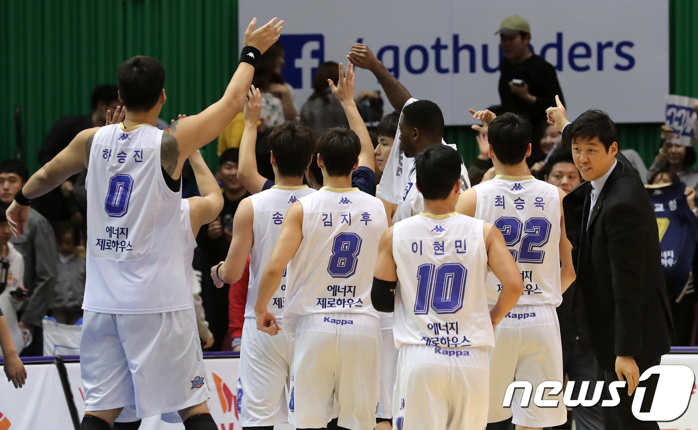 (서울=뉴스1) 이승배 기자 = 5일 오후 서울 송파구 잠실실내체육관에서 열린 '2017-2018 정관장 프로농구' 서울 삼성 썬더스와 전주 KCC 이지스의 경기에서 95대 83으 …