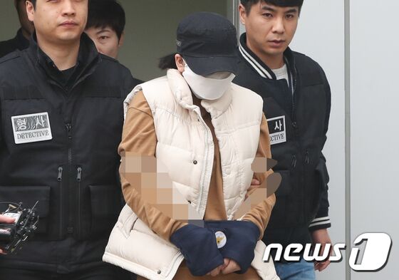 '어금니 아빠' 이영학의 중학생 딸이 미성년자 유인·사체유기 혐의로 지난달 6일 서울 중랑경찰서에서 검찰로 송치되고 있다. 2017.11.6/뉴스1 © News1 허경 기자